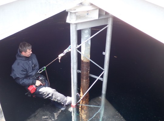Aquapost installation in a reservoir|Tag Diving