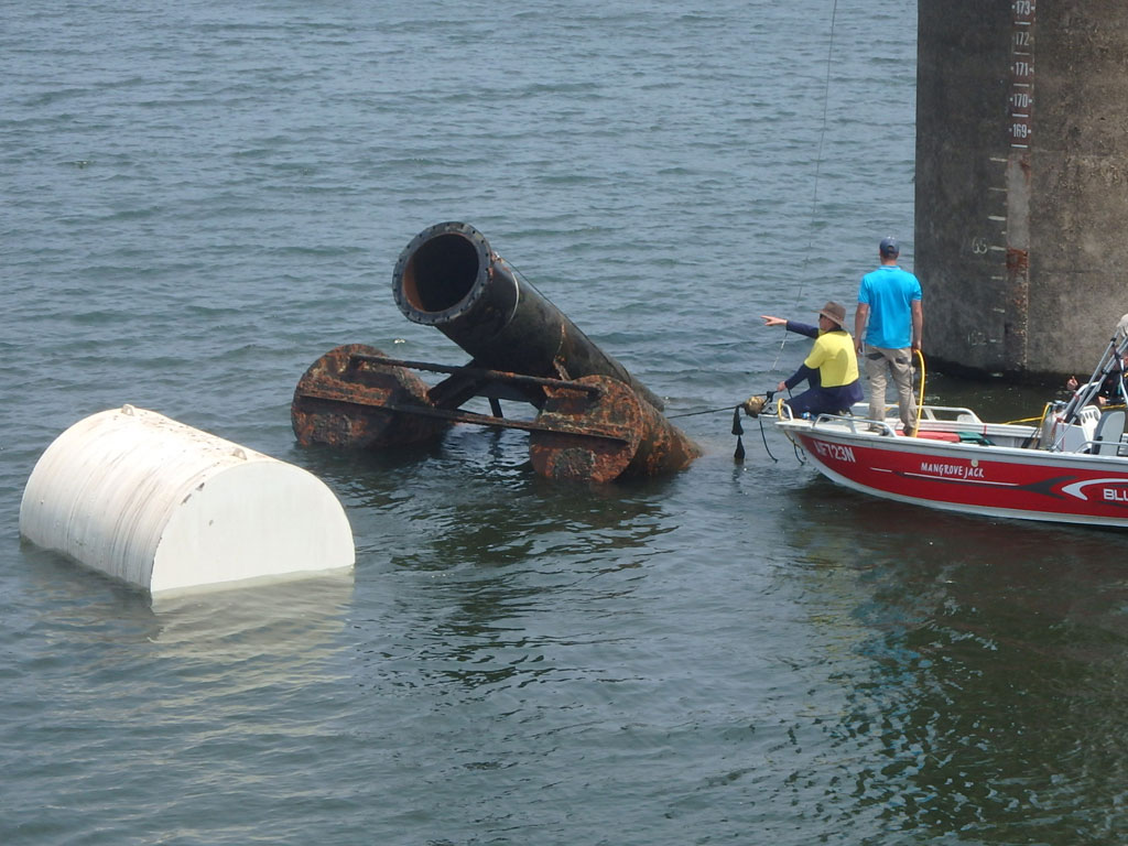 Screen removal from trunnion - water reservoir | TAG Diving