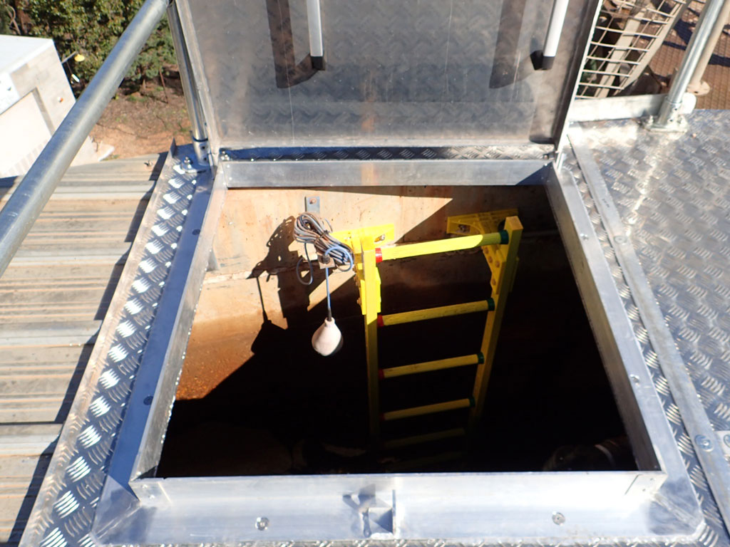 Water reservoir new fully sealed entry hatch with improved safety | TAG Diving